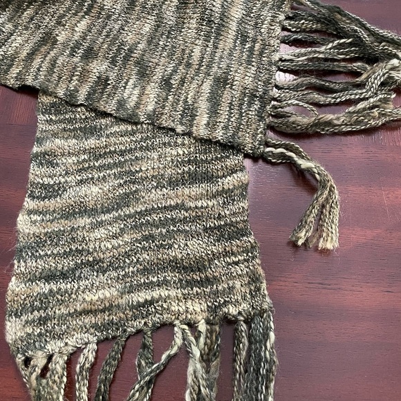 Babette Ballinger New York women’s knit sweater with fringed shawl color green - Picture 4 of 4